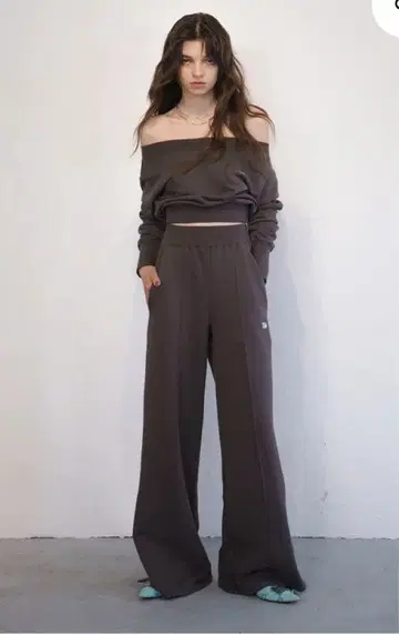 juemi EMB Crease Sweat Pants 차콜