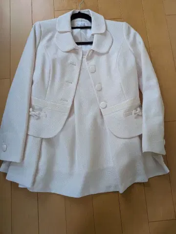 화이트 자켓과 스커트 세트