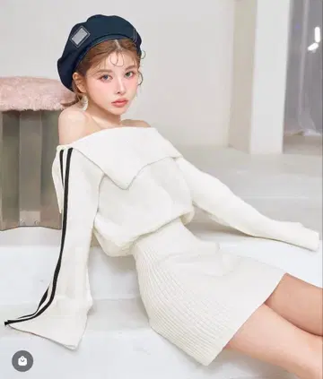 다리치 오프숄더 라인 니트 미니 원피스 화이트 택 포함 미사용 새상품