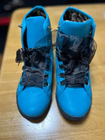 파란색 스터드 장식 스니커즈