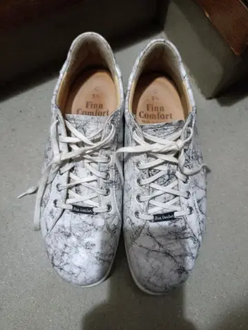 핀 컴포트 화이트 마블 스니커즈