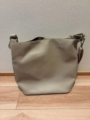 베이지 숄더백 토트 스타일