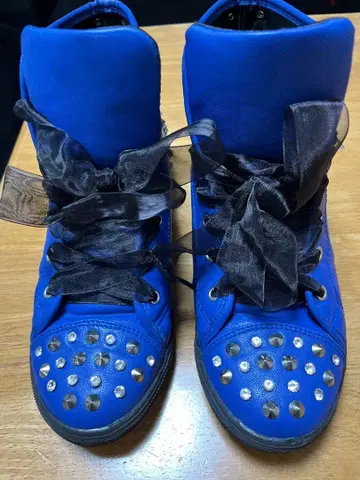 파란색 스터드가 달린 하이컷 스니커즈