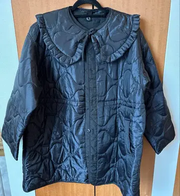 FREAK'S STORE 프릴 둥근 카라 부착 개더 퀼트 코트