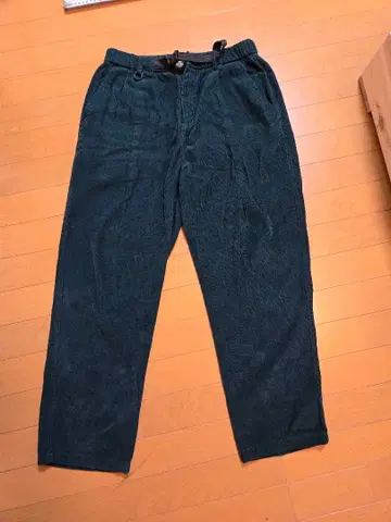 다크 그린 코듀로이 팬츠