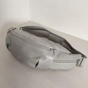 m0851 바디백 애니린 가죽 로고 각인 라이트 그레이