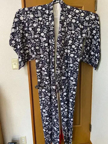 야마토의 네이비 컬러와 화이트 꽃무늬 코몬 기모노