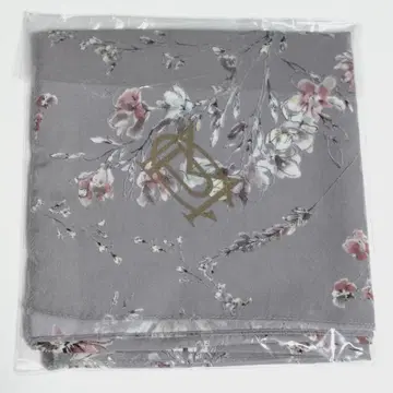 색채를 더하는 플라워 스카프