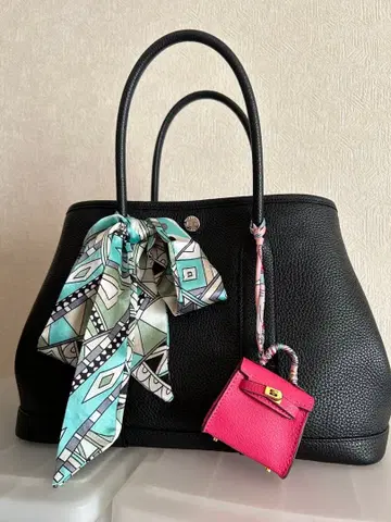 스카프 포함 블랙 토트백