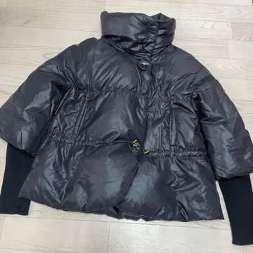 후드 부착 블랙 다운 자켓