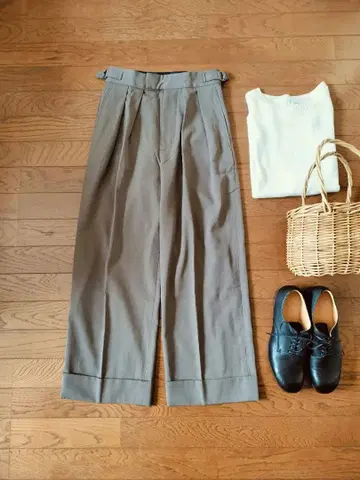 새상품급 2024년제 MARGARET HOWELL 울 턱 와이드 팬츠