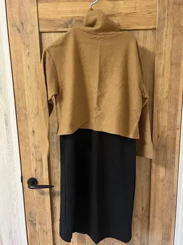 카멜과 블랙의 니트 원피스