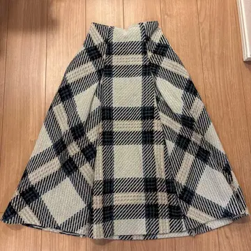 로빙 체크 미디 스커트 아이보리 스나이델