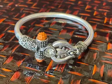 후지이 카제 착용 실버 뱅글