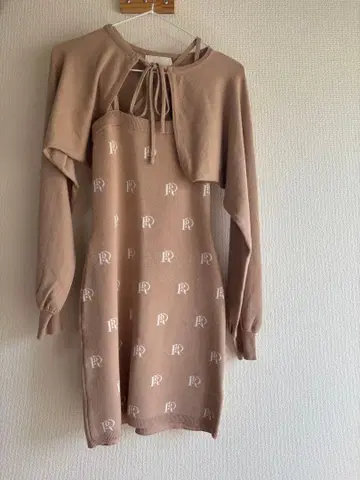 [ Rady ] 베이지 로고 자수 드레스