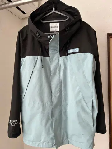 MILKFED. 마운틴 후드티 블랙/라이트 블루