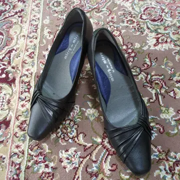 한 번 신었지만 거의 새상품인 블랙 디자인 하이힐 23.0cm 마드라스