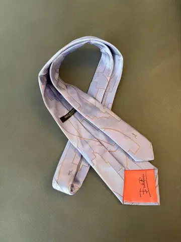 에밀리오 푸치 넥타이