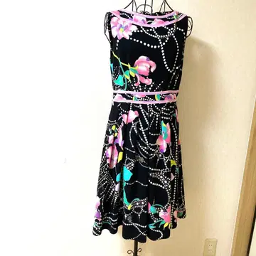 레오나르 아름다운 꽃무늬 비즈 장식 슬리브리스 원피스