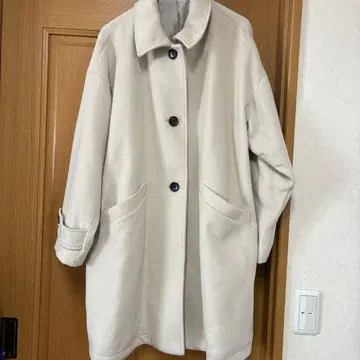 베이지 버튼 코트