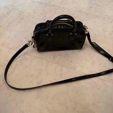 블랙 패턴트 레더 보스턴 백