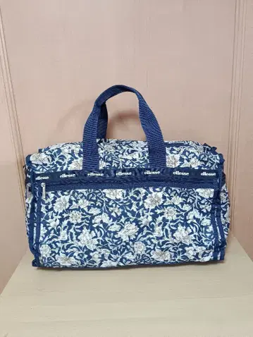 엘레쎄 꽃무늬 보스턴 백 네이비