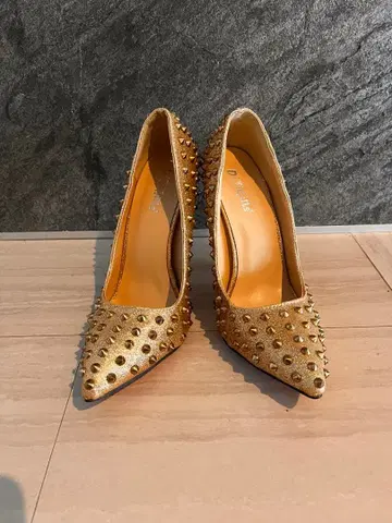 스터드 장식 골드 하이힐