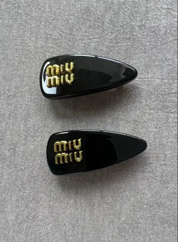 miu 로고 헤어 클립 2세트