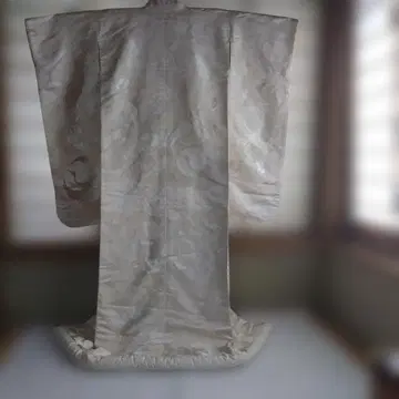 화이트 우치카케입니다