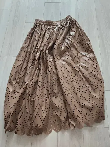 베이지 컷 아웃 플레어 스커트