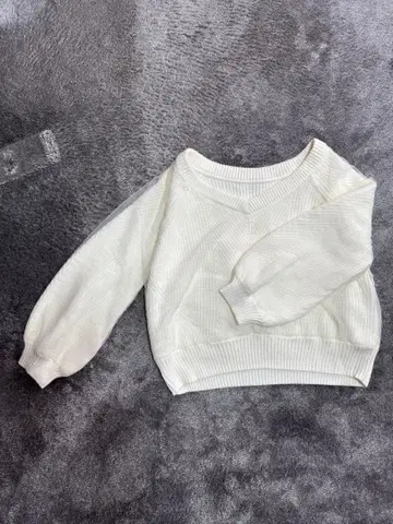 그레이스 콘티넨탈 화이트 오프숄더 니트