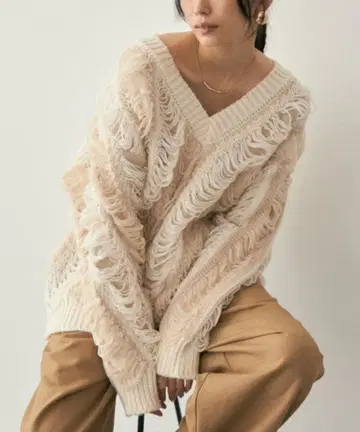 뉘앙스 루즈 루프 딥 V넥 니트