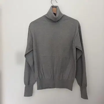 그레이 터틀넥 니트 스웨터
