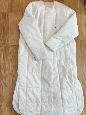 화이트 퀼팅 롱 코트