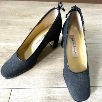 리본 포함 블랙 펌프스