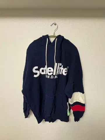Satellite 네이비 후드 부착 후드티