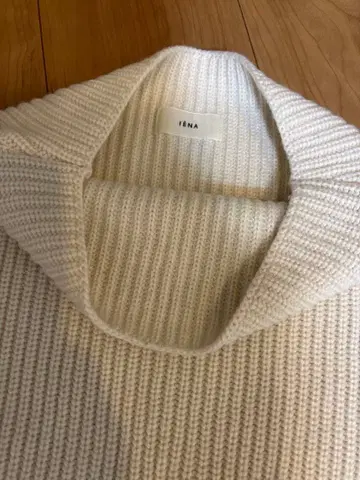 IENA 화이트 하이넥 니트 스웨터