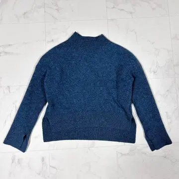 새상품급 투모로우랜드 맥피 울 빌드넥 풀오버 블루