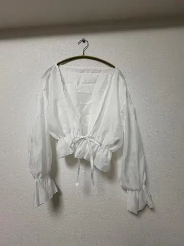 화이트 크로스오버 긴팔 상의