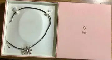 Verite 플라워 모티브 목걸이