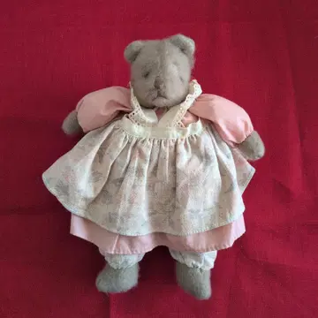 핑크색 드레스를 입은 곰 봉제 인형