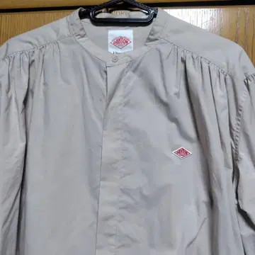 단톤 라이트 베이지 밴드 카라 블라우스 미사용 새상품