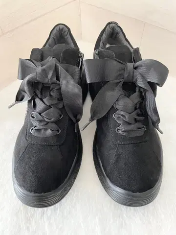 [ 새상품 ] 블랙 스웨이드 스니커즈 리본 키라키라 니코짱 24.0