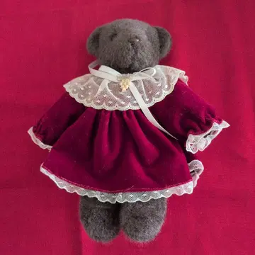차콜 그레이 곰 봉제 인형 빨간색 드레스