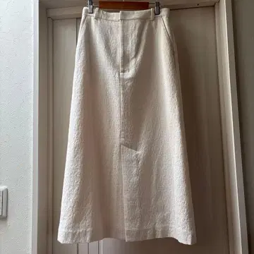 이번 시즌 이에나 화이트 텍스처 롱 스커트