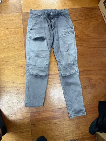 작업 바지, 헬멧 끈