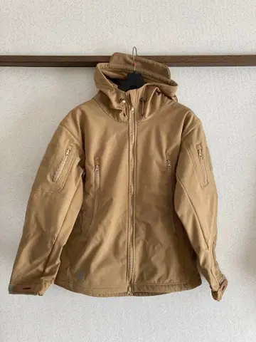 베이지 후드 부착 점퍼