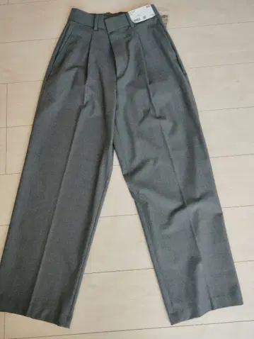 새상품 유니클로 턱 와이드 팬츠 S