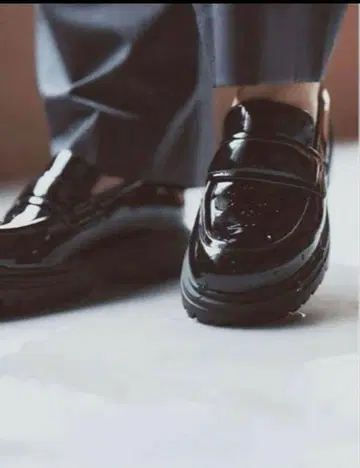 블랙 에나멜 로퍼