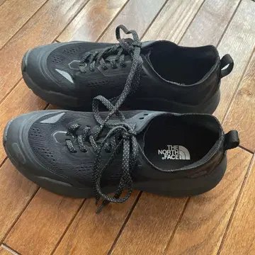 THE NORTH FACE 블랙 스니커즈